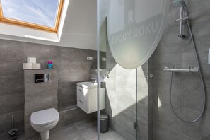 Double Room | Bathroom | Shower, free toiletries, hair dryer, bathrobes - Willa 4 Pory Roku Uznam (Swinoujscie)