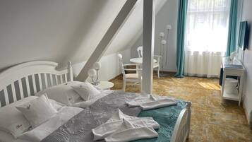 Doppelzimmer | Allergikerbettwaren, kostenloses WLAN, individuell dekoriert