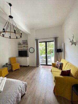 Apartamento, terraza | Zona de estar | Una Smart TV