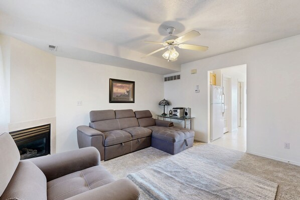 TV, fireplace, DVD player, stereo - Two-level condo w/ lake view, balcony & shared pool/hot tub/tennis (Garden City)