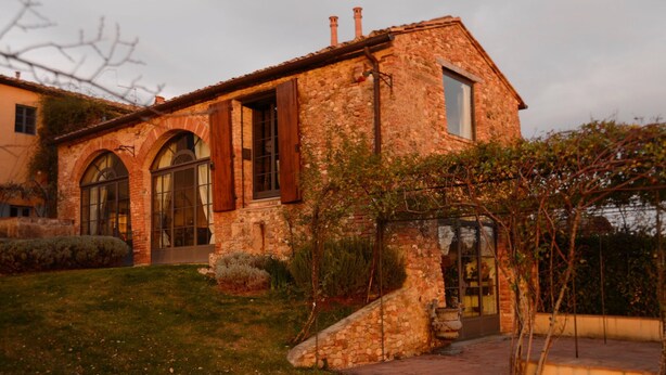 A stone building with arched windows and a small garden. - Guesthouse 2/4 people, 2 rooms, kitchen, bathroom, patio, A/C, pool, EV charger (San Casciano in Val di Pesa)