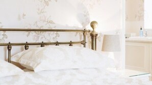 Tabla de planchar con plancha, wifi gratis y ropa de cama 