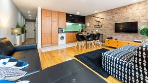 A modern apartment with a kitchen, dining area, and living room. - Merc Porto Downtown (Porto)