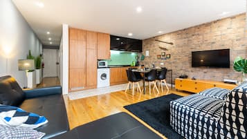 Familienapartment, 1 Schlafzimmer, Nichtraucher, Stadtblick | Wohnbereich | Flachbildfernseher