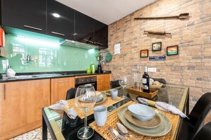 Appartement familial, 1 chambre, non-fumeur, vue sur la ville | Cuisine privée | Réfrigérateur, four à micro-ondes, un four, surface de cuisson