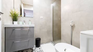 Family Apartment, 1 Bedroom, Non Smoking, City View | Bathroom | Shower, hair dryer, towels, soap