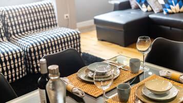 Familienapartment, 1 Schlafzimmer, Nichtraucher, Stadtblick | Essbereich im Zimmer
