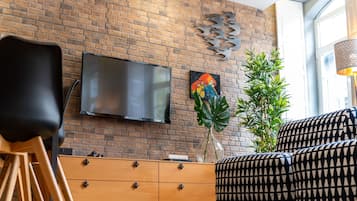 Appartamento familiare, 1 camera da letto, non fumatori, vista città | Area soggiorno | TV a schermo piatto