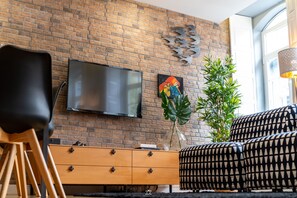 Familienapartment, 1 Schlafzimmer, Nichtraucher, Stadtblick | Wohnbereich