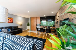 Appartement familial, 1 chambre, non-fumeur, vue sur la ville | Aire de séjour | Téléviseur à écran plat