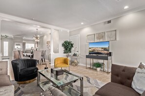 Interior - Gorgeous condo! 2 Kings, 1 Queen. Heated Pool! Sleeps 6 - Perfect Location! (Scottsdale)