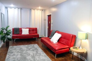 TV - Manhattan Chic 1  Bedroom Apartment With Private Garden (New York)