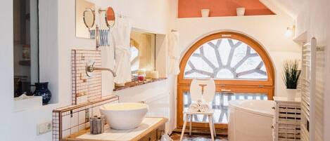 Combined shower/bathtub, hair dryer, towels, soap