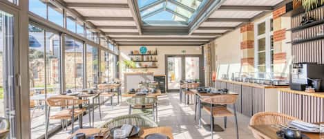 Petit déjeuner complet servi tous les jours en supplément