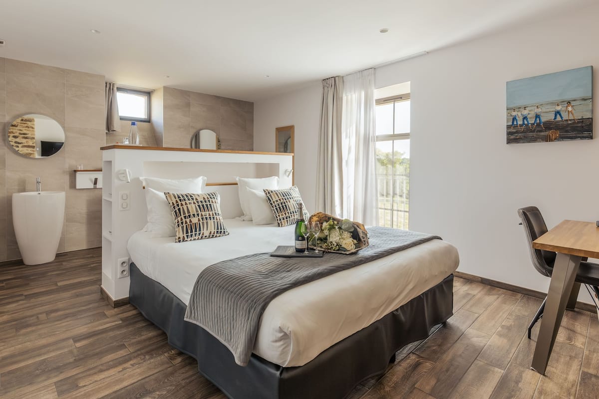 Luxe beddengoed, een minibar, een kluis op de kamer, een bureau