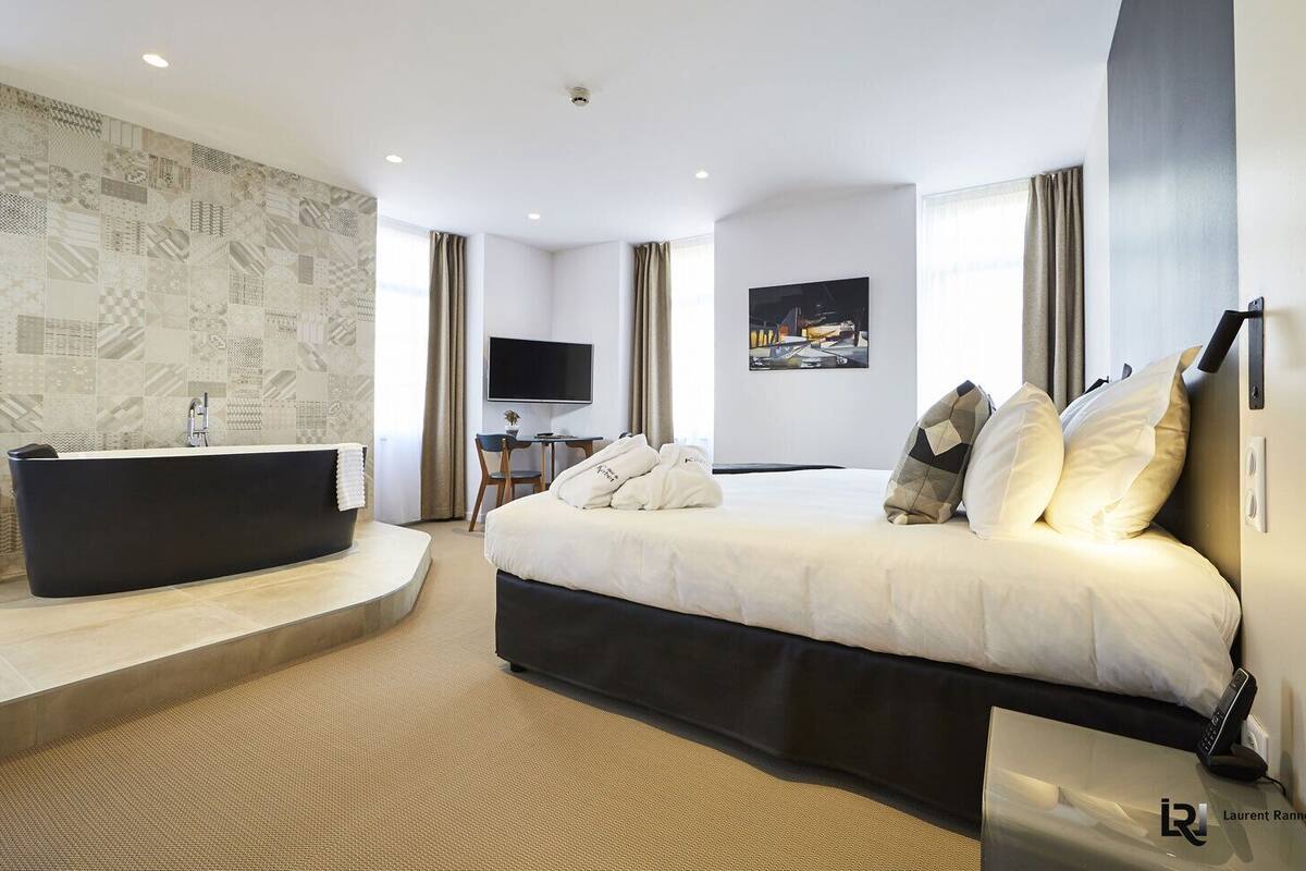 Luxe beddengoed, een minibar, een kluis op de kamer