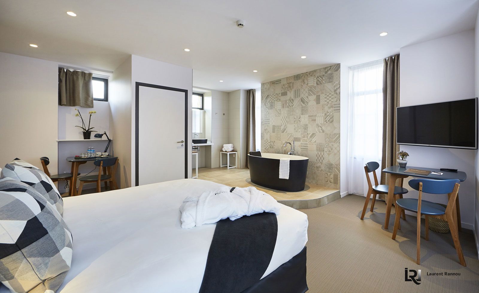 superior double room | living area | flat-screen tv