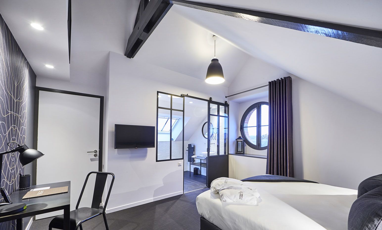 junior suite | living area | flat-screen tv