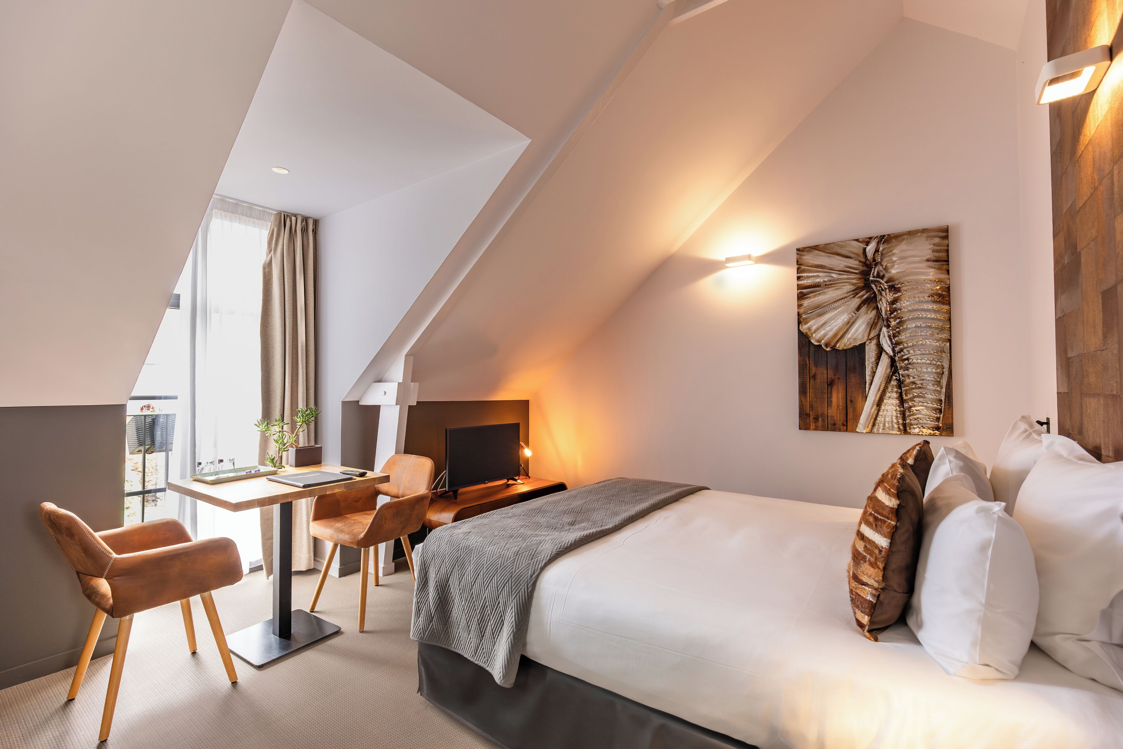 Ropa de cama de alta calidad y minibar 
