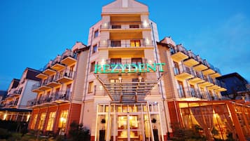 Fassade der Unterkunft – Abend/Nacht