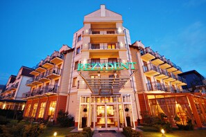 住宿正面 (夜晚)