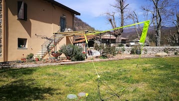 Ein Wohnhaus mit Garten und Treppe.