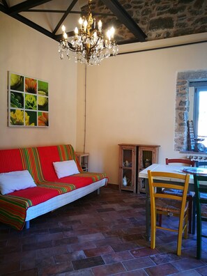 Classic Apartment, Multiple Beds | Private kitchen