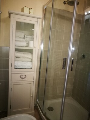Classic Apartment, Multiple Beds | Desk, soundproofing, cribs/infant beds, free WiFi