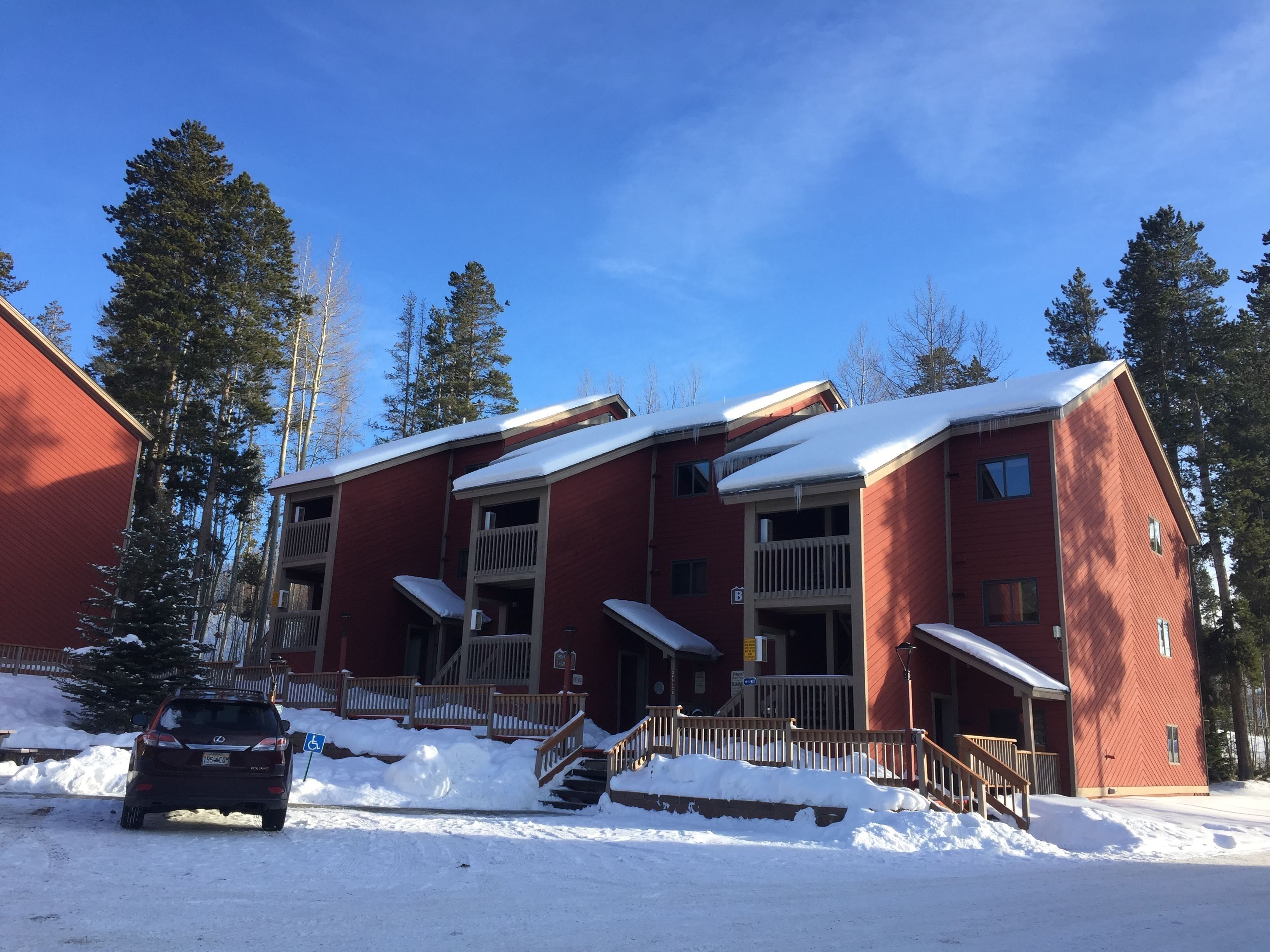 Beautiful 2BR/2BA condo sleeps 6, private hot tub, fireplace Winter Park ski