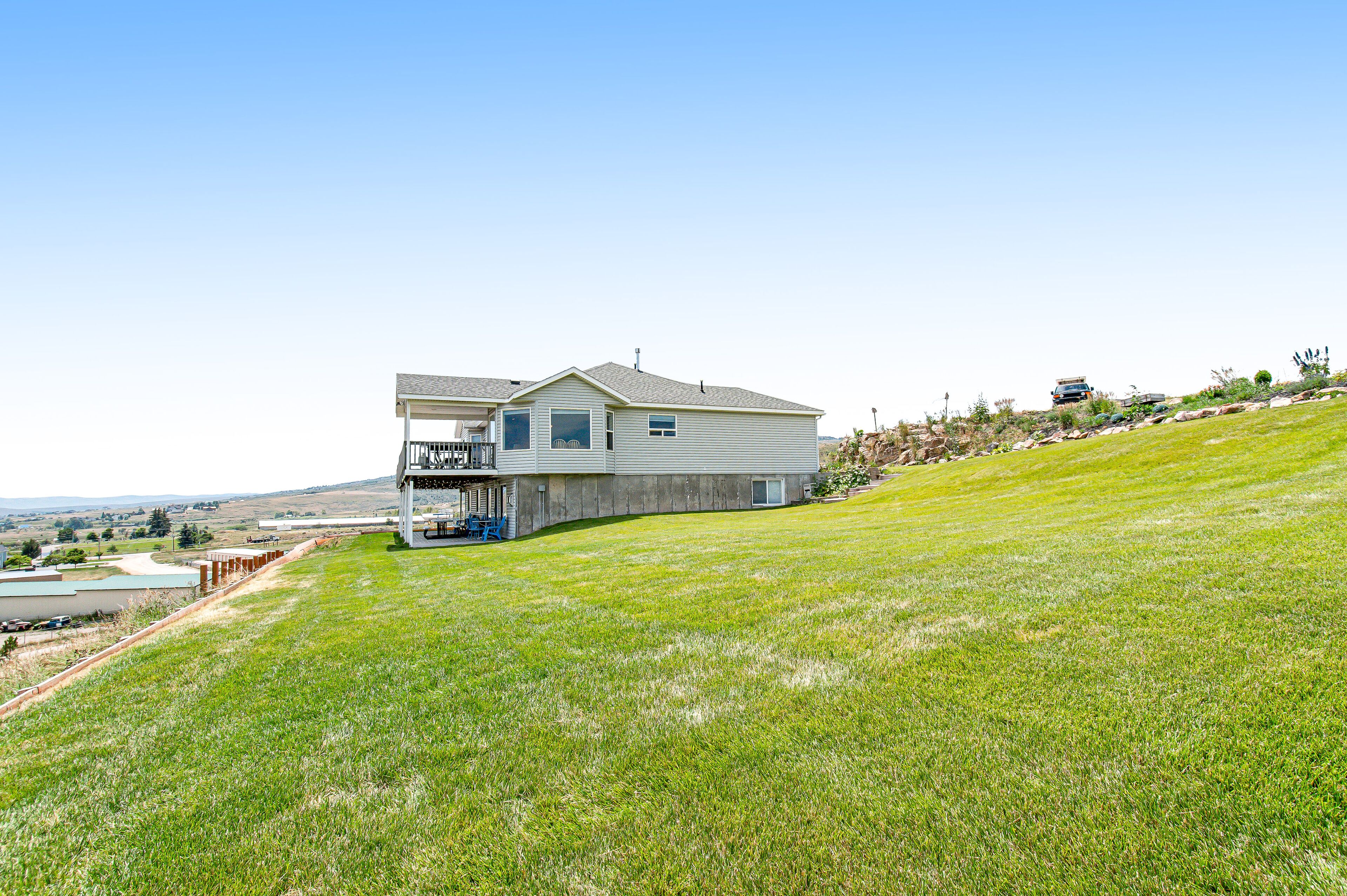 Spacious, family friendly home near town w/ a large deck & amazing views