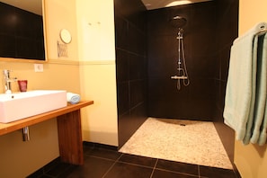 Ensuite bathroom with talian-style shower