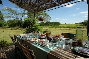 Enjoy a varied homemade breakfast in the garden.