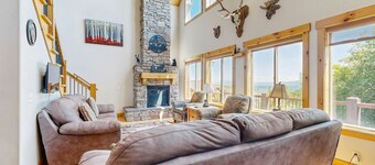 Lake view cabin w/Ping-Pong/pool tables, home theater & AC, W/D