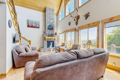 Lake view cabin w/Ping-Pong/pool tables, home theater & AC, W/D