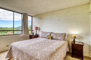 2 bedrooms, iron/ironing board, free Internet, bed sheets