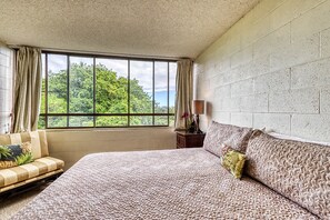 2 bedrooms, iron/ironing board, free Internet, bed sheets