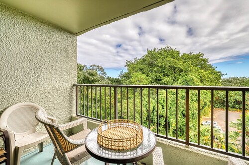 Classic Mid-Century Condo near the Ocean w/Private Lanai & Shared Pool