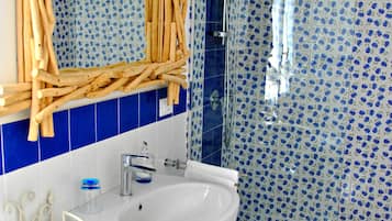 Phòng 4, quang cảnh vườn | Phòng tắm | Buồng tắm vòi sen, đồ dùng nhà tắm miễn phí, máy sấy tóc
