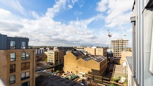 City view from property - 1 Bed Top Floor Flat near Shoreditch (London)