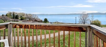 Maison Ă flanc de colline avec terrasse et belle vue sur le lac Bear - chiens OK!