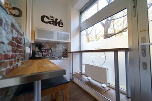 Boutique Apartment | Private kitchenette | Fridge, stovetop, coffee/tea maker, electric kettle - Planet Berlin City Apartments (Berlin)
