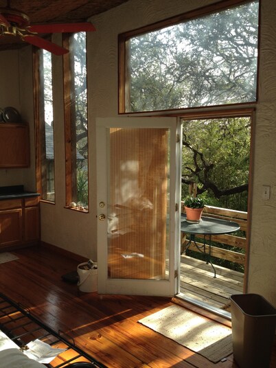  Treehouse, walk to downtown, SoCo, ACL, SxSW. 2nd story apt. Amongst the oaks.
