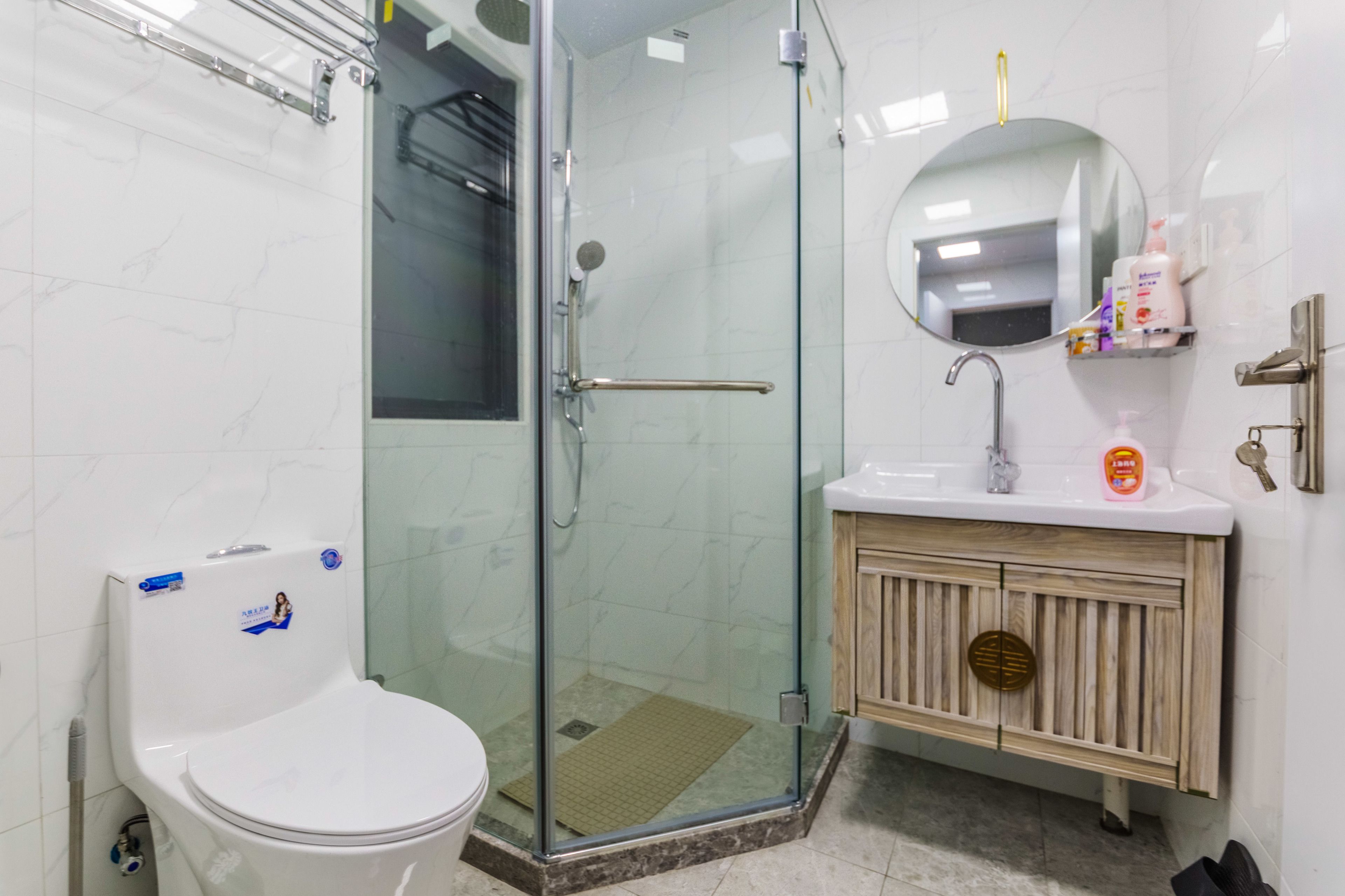 Deluxe Double Room, 1 Bedroom, Non Smoking, Kitchen | Bathroom | Shower, free toiletries, hair dryer, slippers