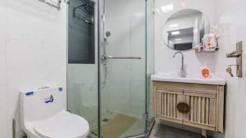 Deluxe Double Room, 1 Bedroom, Non Smoking, Kitchen | Bathroom | Shower, free toiletries, hair dryer, slippers