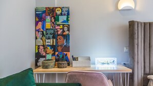 A room with a white desk, a neon sign, and a wall art piece. - Shanghai Moxi Inn Huaihai Rd No.6 Branch (Shanghai)