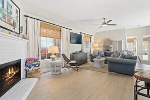 Télévision, cheminée, lecteur de DVD