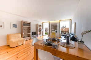 Family Apartment, 1 Bedroom, Balcony, River View | Living area | 32-inch flat-screen TV with cable channels, TV - Merc Porto Vitoria (Porto)