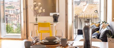 Familieleilighet, 1 soverom, balkong, elveutsikt | Spiseområde på rommet