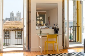 ファミリー アパートメント 1 ベッドルーム バルコニー リバービュー | リビング エリア | 32 インチの薄型テレビ (ケーブル放送視聴可)、テレビ