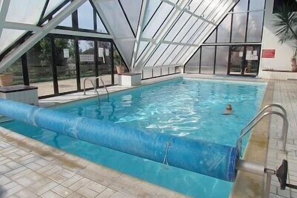 La piscine couverte et chauffée